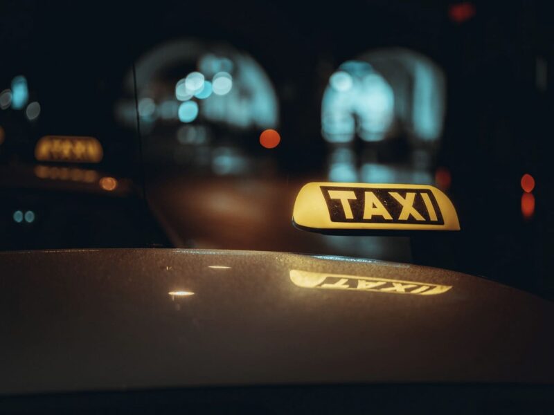 Taksówka w Twoim mieście – przewodnik po usługach, cenach i aplikacjach 2025